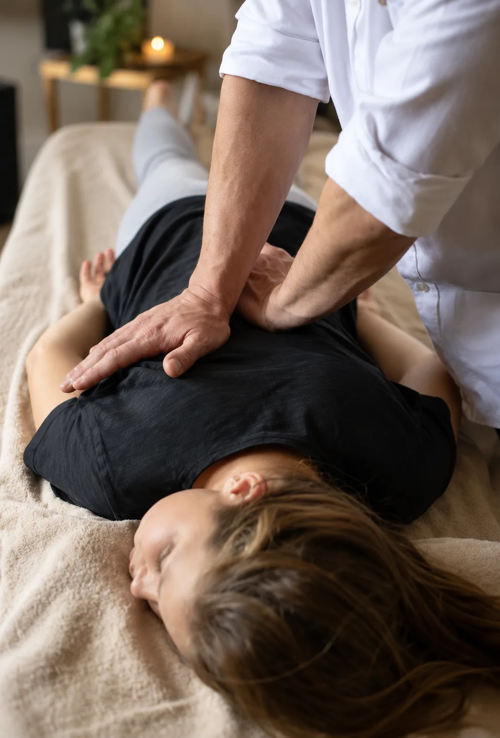 Pressions de shiatsu sur le dos d’une personne habillée, au cabinet de Bassens